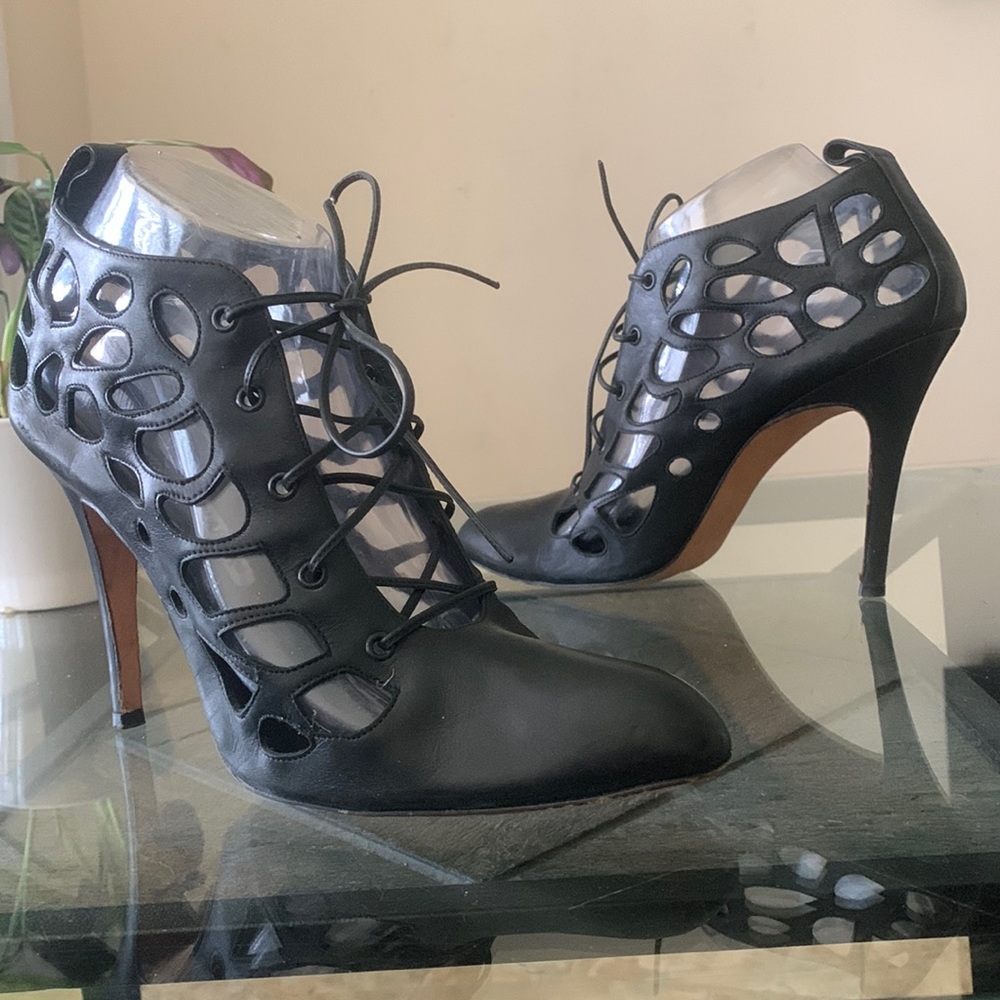 MANOLO BLAHNIK Lace up Bootie